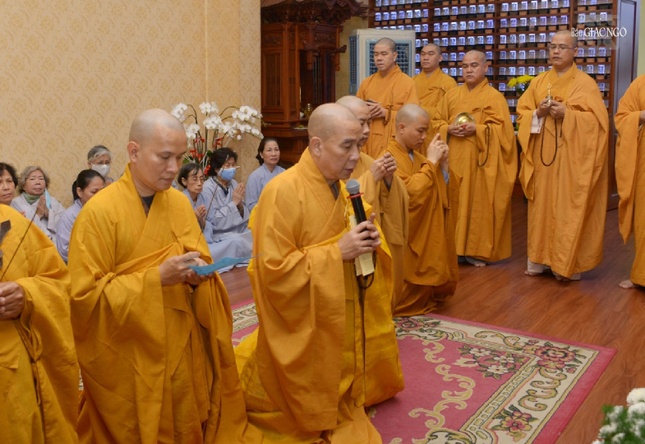 Thượng Tọa Thích Quảng Chơn, Trưởng ban Nghi lễ GHPGVN TP.HCM cùng Ban Kinh sư thực hiện khóa lễ cung tiến Giác linh