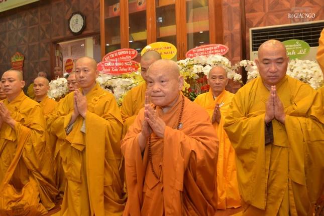 Hòa thượng Thích Thiện Nhơn, Chủ tịch Hội đồng Trị sự GHPGVN, cùng chư tôn đức môn đồ đệ tử của cố Trưởng lão Hòa thượng Thích Thiện Từ