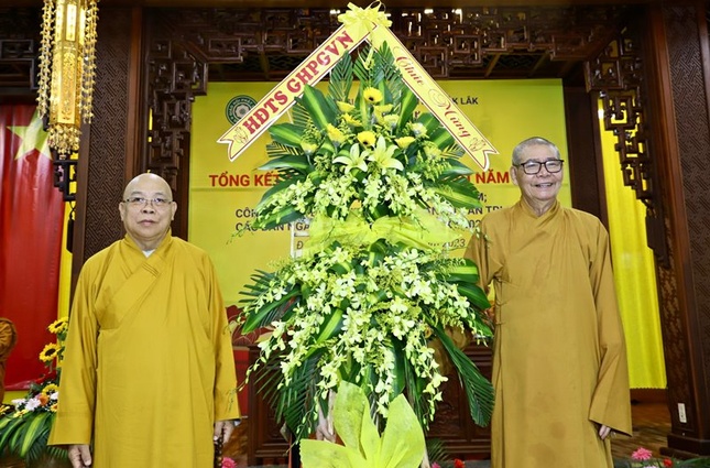 Hòa thượng Thích Quảng Xả trao tặng lẵng hoa chúc mừng của Hội đồng Trị sự GHPGVN đến Hòa thượng Thích Châu Quang, Trưởng ban Trị sự GHPGVN tỉnh