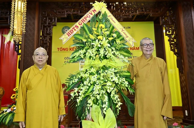 Hòa thượng Thích Quảng Xả trao tặng lẵng hoa chúc mừng của Hội đồng Trị sự GHPGVN đến Hòa thượng Thích Châu Quang, Trưởng ban Trị sự GHPGVN tỉnh Hòa thượng Thích Quảng Xả trao tặng lẵng hoa chúc mừng của Hội đồng Trị sự GHPGVN đến Hòa thượng Thích Châu Quang, Trưởng ban Trị sự GHPGVN tỉnh