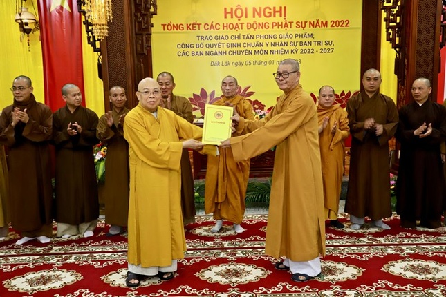 Hòa thượng Thích Quảng Xả trao quyết định chuẩn y nhân sự đến Hòa thượng Thích Châu Quang