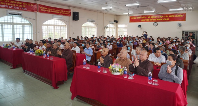 Địa điểm tặng quà đầu tiên diễn ra sáng nay 7-1, tại hội trường ủy ban Nhân dân xã Phước Thạnh