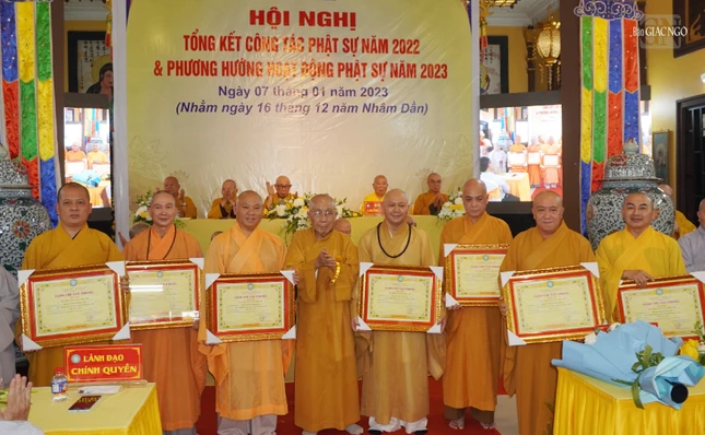 Hòa thượng Thích Tịnh Hạnh trao giáo chỉ tấn phong giáo phẩm Thượng tọa