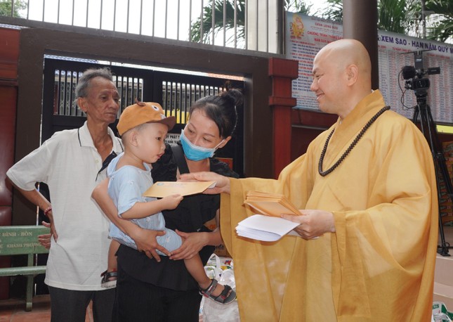 Sau lễ tổng kết Phật sự, chư tôn đức đã trao tặng quà Tết đến người dân trên địa bàn