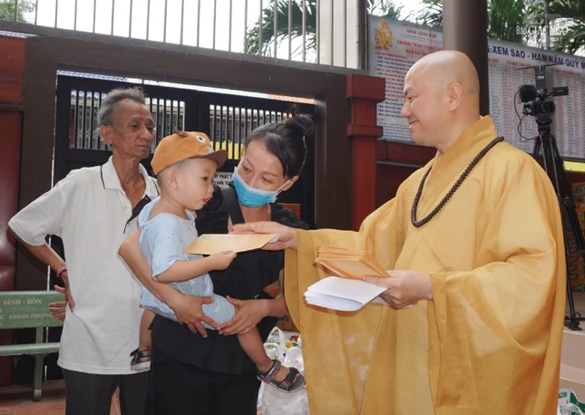 Sau lễ tổng kết Phật sự, chư tôn đức đã trao tặng quà Tết đến người dân trên địa bàn