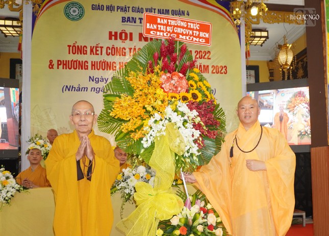 Hòa thượng Thích Thiện Đức trao lẵng hoa chúc mừng