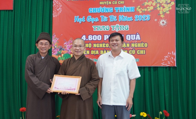 Đại diện chính quyền xã trao thư cảm ơn