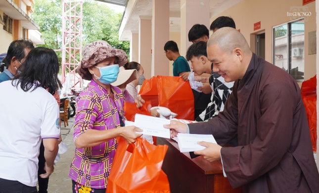 Chư tôn đức trao tặng quà đến bà con đón Tết