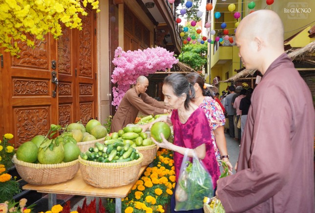 Phiên chợ Tết 0 đồng phong phú với trái cây, bánh kẹo, nước ngọt... Phiên chợ Tết 0 đồng phong phú với trái cây, bánh kẹo, nước ngọt...