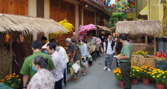 Phiên chợ Tết tại chùa Minh Đạo diễn ra từ ngày 17 đến 25-12 -Nhâm Dần Phiên chợ Tết tại chùa Minh Đạo diễn ra từ ngày 17 đến 25-12 -Nhâm Dần