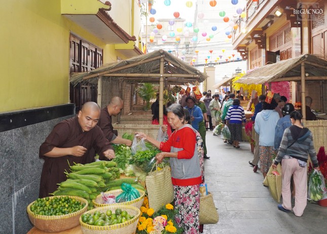 Phiên chợ có nước ngọt, bánh kẹo, nhu yếu phẩm, rau củ quả Phiên chợ có nước ngọt, bánh kẹo, nhu yếu phẩm, rau củ quả