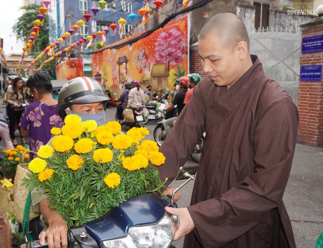 Đại đức Thích Minh Ân tặng chậu hoa đón đến bà con Đại đức Thích Minh Ân tặng chậu hoa đón đến bà con