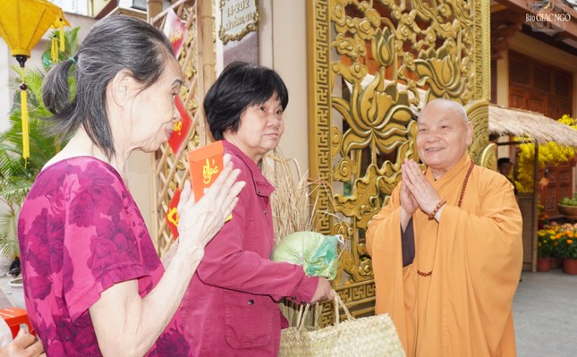 Hòa thượng Thích Thiện Nhơn trao tặng quà, phong bì lì xì và chúc mừng năm mới an lành đến bà con Hòa thượng Thích Thiện Nhơn trao tặng quà, phong bì lì xì và chúc mừng năm mới an lành đến bà con