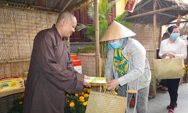 Bà con nhận bánh kẹo Bà con nhận bánh kẹo