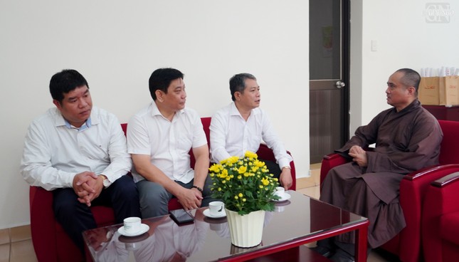Thượng tọa Tổng Biên tập Báo Giác Ngộ trao đổi với đoàn Ban Tôn giáo TP đến thăm và chúc mừng Xuân Quý Mão