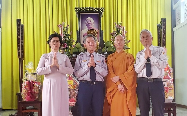 Đoàn tại thiền viện Vạn Hạnh, trước di ảnh cố Trưởng lão Hòa thượng Thích Minh Châu, vị Thầy của tổ chức Gia đình Phật tử Việt Nam