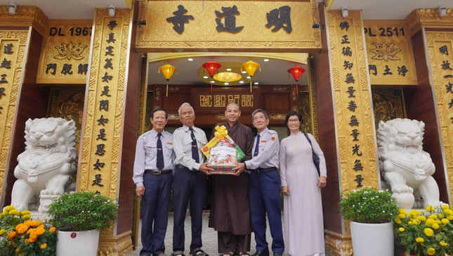 Thăm và chúc Tết tại chùa Minh Đạo