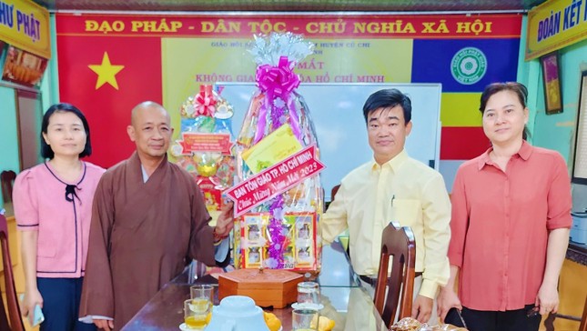 Thượng tọa Thích An Thường, Trưởng ban Trị sự GHPGVN huyện Củ Chi tiếp đoàn Ban Tôn giáo TP.HCM chúc mừng năm mới - Ảnh: An Định Thượng tọa Thích An Thường, Trưởng ban Trị sự GHPGVN huyện Củ Chi tiếp đoàn Ban Tôn giáo TP.HCM chúc mừng năm mới - Ảnh: An Định