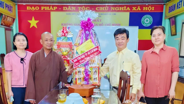 Thượng tọa Thích An Thường, Trưởng ban Trị sự GHPGVN huyện Củ Chi tiếp đoàn Ban Tôn giáo TP.HCM chúc mừng năm mới - Ảnh: An Định