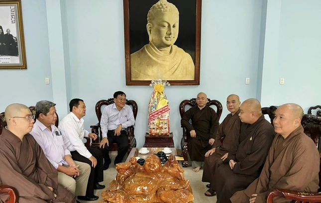 Chư tôn đức Thường trực Ban Trị sự GHPGVN quận 10 tiếp đoàn Ban Tôn giáo TP.HCM chúc Tết - Ảnh: N.Thiện