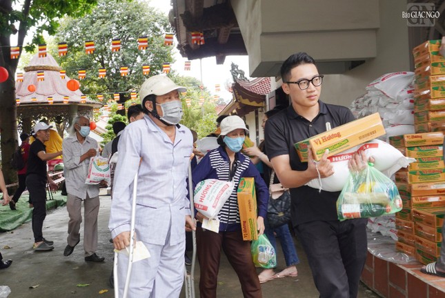 Các bạn tình nguyện viên hỗ trợ người dân trong lúc nhận quà