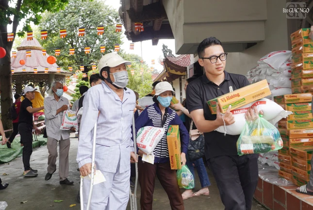 Các bạn tình nguyện viên hỗ trợ người dân trong lúc nhận quà