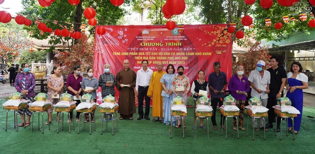 Chư tôn đức Phật giáo TP.Thủ Đức, đại diện chính quyền và mạnh thường quân tặng quà đến bà con khó khăn trên địa bàn