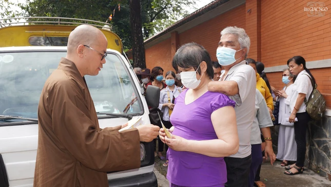 Đại đức Thích Minh Đạo, trụ trì chùa Nam Thiên Nhất Trụ trao quà Tết đến người khiếm thị