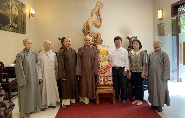 Ban Tôn giáo TP thăm Phật giáo quận 12 - Ảnh: SC.Tường