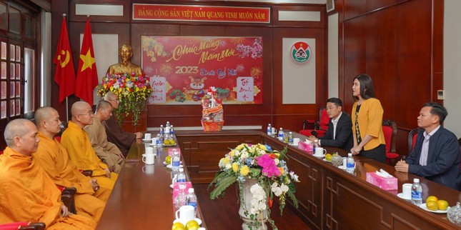 Bà Tôn Thị Ngọc Hạnh, Phó Chủ tịch UBND tỉnh đón cảm ơn đoàn Phật giáo tỉnh đến thăm chúc mừng năm mới