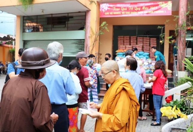 Ni trưởng Thích nữ Viên Liên trao tặng quà đến bà con - Ảnh: Liên Liễu