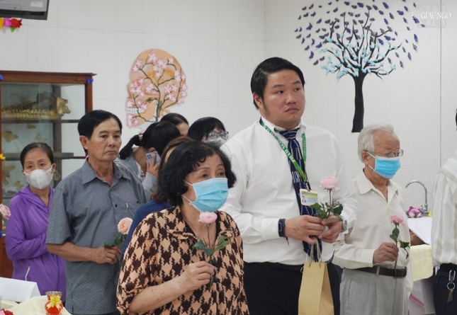 Thân nhân người hiến thi hài trong lễ tri ân