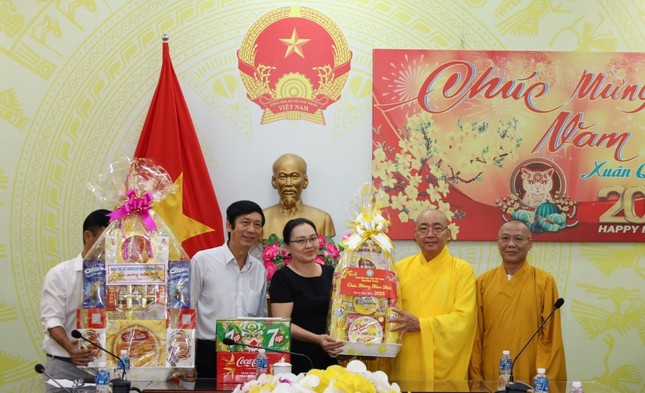 Đoàn thăm tặng quà tại Hội đồng Nhân dân tỉnh Đoàn thăm tặng quà tại Hội đồng Nhân dân tỉnh