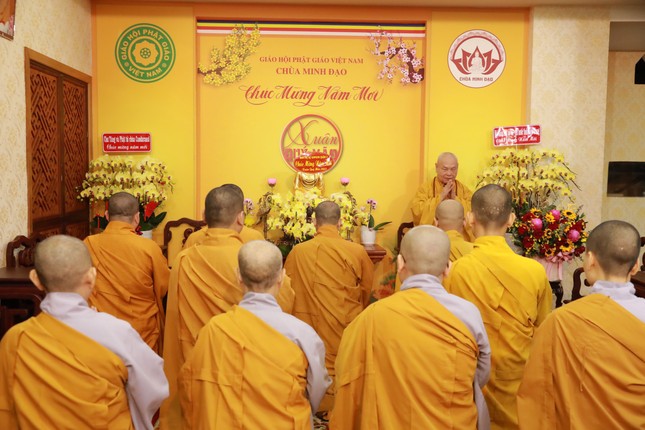 Đoàn khánh tuế đến Hòa thượng Thích Thiện Nhơn - Ảnh: Phật giáo Q.3