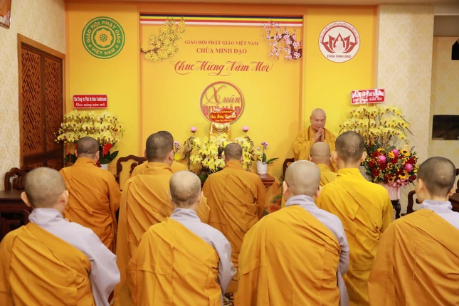 Đoàn khánh tuế đến Hòa thượng Thích Thiện Nhơn - Ảnh: Phật giáo Q.3