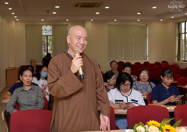 Đại đức Thích Nhuận Thường chia sẻ trong buổi họp mặt