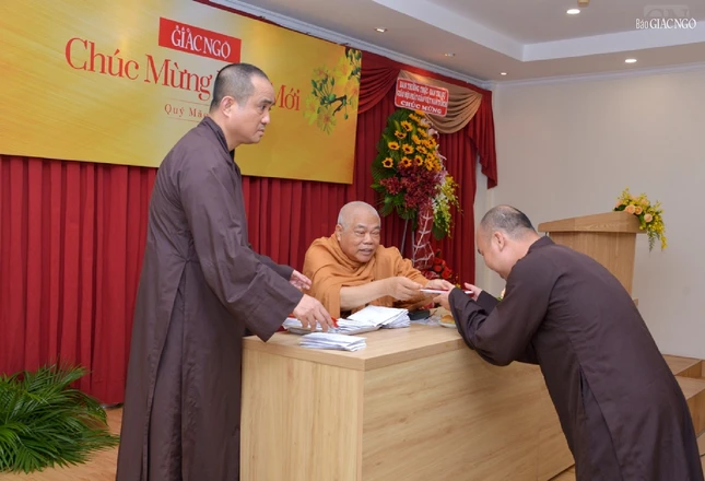 Hòa thượng Cố vấn và Thượng tọa Tổng Biên tập trao tiền Tết trong tinh thần lợi hòa đồng quân đến tất cả nhân sự đang làm việc tại Báo Giác Ngộ Hòa thượng Cố vấn và Thượng tọa Tổng Biên tập trao tiền Tết trong tinh thần lợi hòa đồng quân đến tất cả nhân sự đang làm việc tại Báo Giác Ngộ