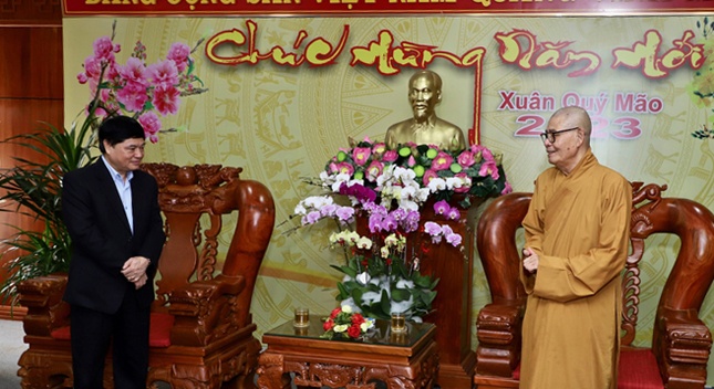 Hòa thượng Thích Châu Quang chúc mừng năm mới đến ông Phạm Minh Tấn, Phó Bí thư Thường trực Tỉnh ủy tỉnh Đắk Lắk