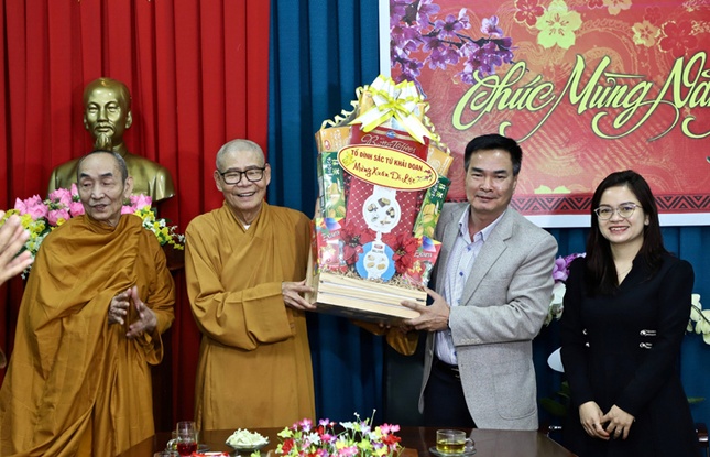 Tặng quà chúc mừng năm mới đến Ban Tôn giáo tỉnh