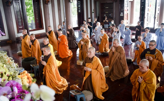 Dâng hương tưởng niệm