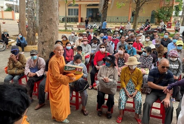 Tặng quà đến Hội người mù huyện Xuân Lộc
