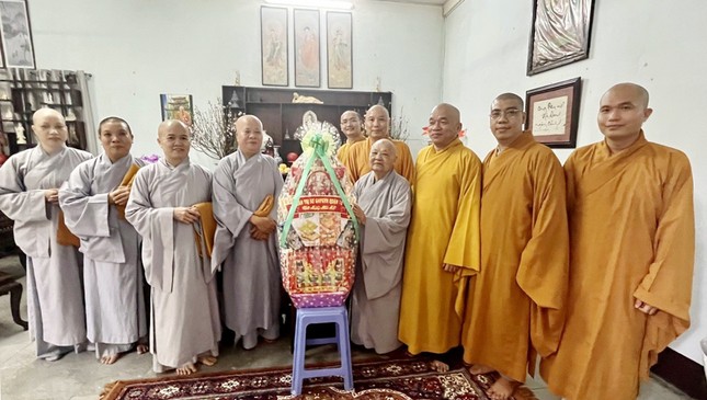 Chư tôn đức Phật giáo Q.10 thăm chúc mừng năm mới đến Ni trưởng Thích nữ Tịnh Nguyện tại chùa Phước Hải - Ảnh: N.Thiện