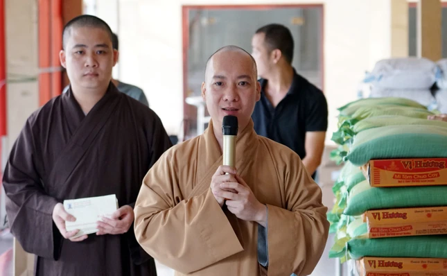 Đại đức Thích Nguyên Các hỏi thăm và chia sẻ những khó khăn với bà con - Ảnh: Thanh Tú