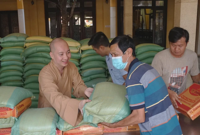 Chúc bà con năm mới an lành - Ảnh: Thanh Tú