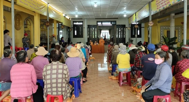 Ni sư Tuệ Liên thăm hỏi đến bà con