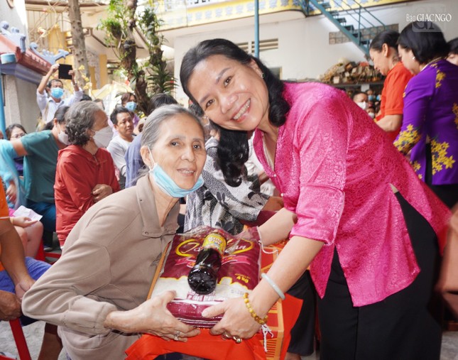 Bà Nguyễn Thị Thu Hoài trao tặng quà đến người dân Bà Nguyễn Thị Thu Hoài trao tặng quà đến người dân