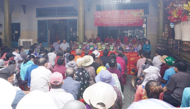 Trao tặng quà sáng nay tại chùa Linh Sơn Hải Hội