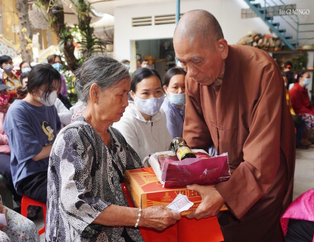 Thượng tọa Thích Giác Trí, Trưởng ban Trị sự GHPGVN Q.Gò Vấp trao quà đến bà con Thượng tọa Thích Giác Trí, Trưởng ban Trị sự GHPGVN Q.Gò Vấp trao quà đến bà con
