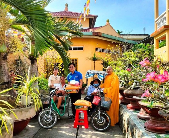 Tặng quà đến người bán vé số, khuyết tật Tặng quà đến người bán vé số, khuyết tật