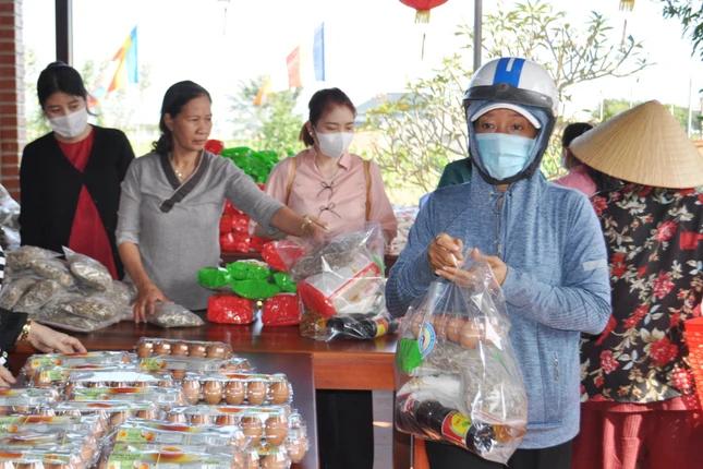 Bà con đi chợ xuân 0 đồng tại chùa Phổ Đà